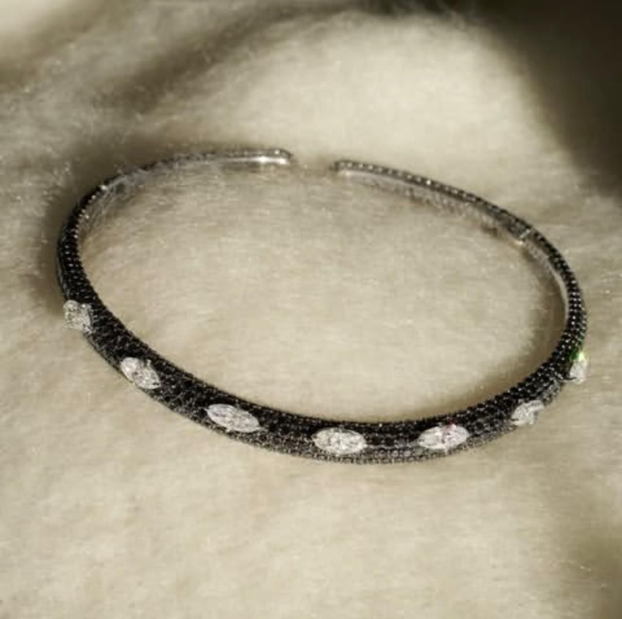 Pavé, set by hand
